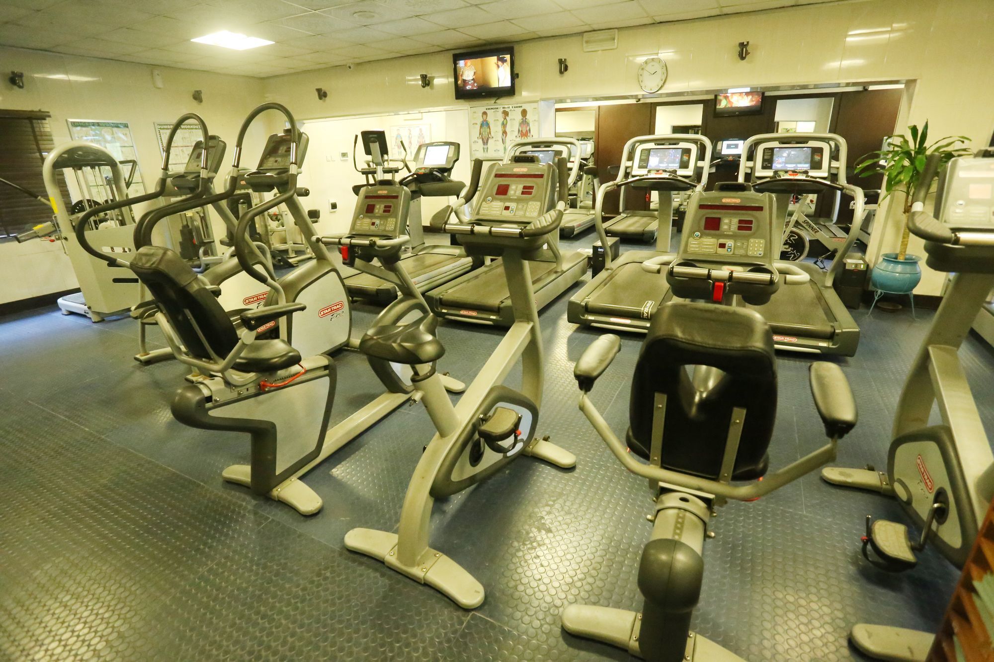 Sunfit - Fitness, Spa, Accommodation Aliayabiagba Bagian luar foto